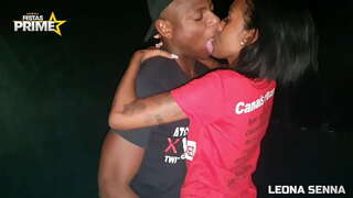 ���្នាក់ខ្មៅហូបបាយស្គមស្គាំង pussy ជាមួយនឹងក្សរបស់គាក្ដោង