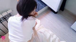 Слаби симпатична бринета во секси bodysuit и очила сака да имате страстен секс, цицање на дик и чувство на дик во нејзината мала пичка, додека таа добива cum на нејзините слатки задник