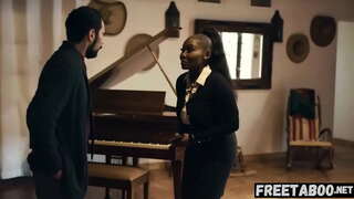 испуганная грудастая агент по недвижимости трахается с клиентом, чтобы заключить сделку