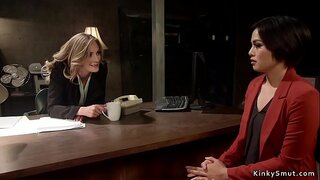 Շեկ լեսբիանկա լիլիթ են անալ брюнетку տեղակալ սպայի страпоном-ի անդամ