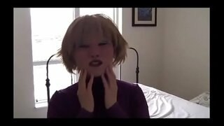 Femme met un masque féminin joue avec un gode