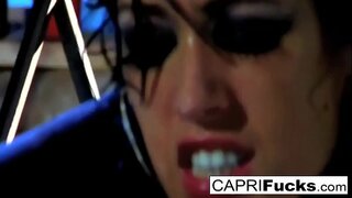 Бринета бебе добива тресна