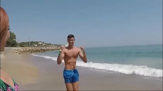 Nuori Kitty Rakkaus tykkää bang kaverit keskellä maata!