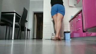 Մայրս խաղում խոհանոցում. Շատ ոգեւորված է եւ թաց pussy