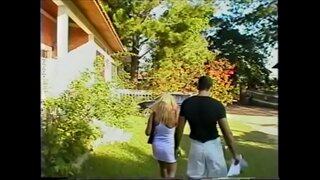 Seksi plavuša analni bunduda