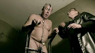 הפילגש אפריל - שחור catsuit לטקס העבד היה בשימוש