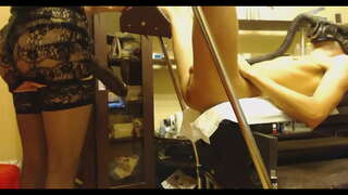 Chlap Vezme Obrovské Strapon Do Zadku.